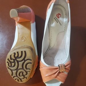 Blonde Violetta pumps. 7.5 W. Color ice.